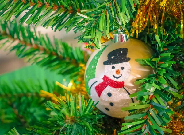 Різдвяна ялинка відповідає фону кульок — стокове фото