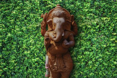 Kırmızı taş fil Tanrı 