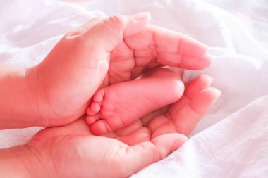 Anne kucağında bebek ayakları