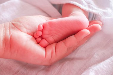 Anne kucağında bebek ayakları