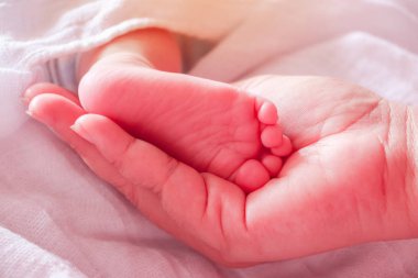 Anne kucağında bebek ayakları