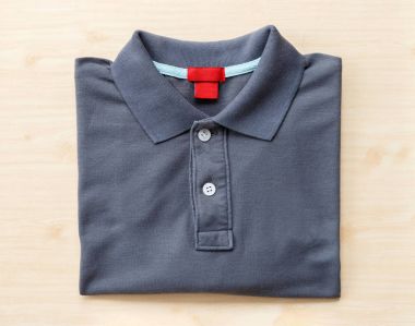 Derin gri polo gömlek üstten görünüm kadar kapatın 