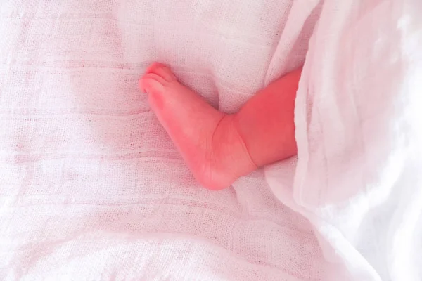 Закрыть Детские Ноги Спящие Кровати — стоковое фото