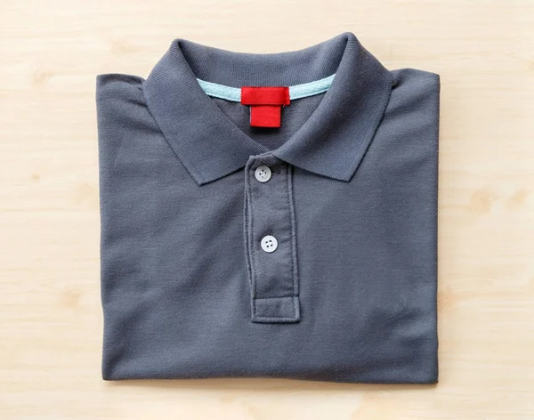 Derin gri polo gömlek üstten görünüm kadar kapatın 