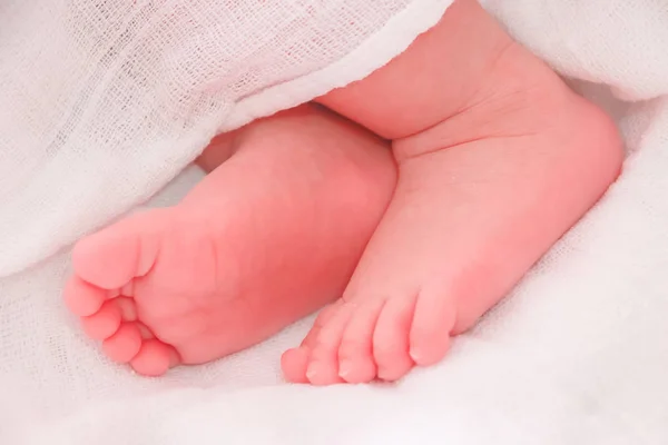 Закрыть Детские Ноги Спящие Белой Кровати — стоковое фото