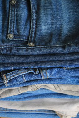 Mavi jeans yığını 
