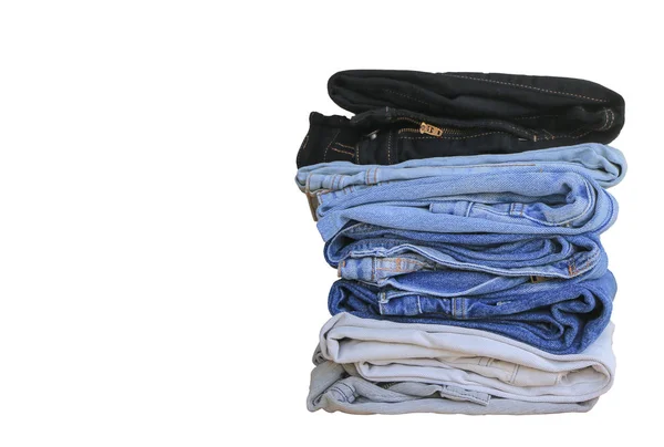 Стопка синих джинсов — стоковое фото