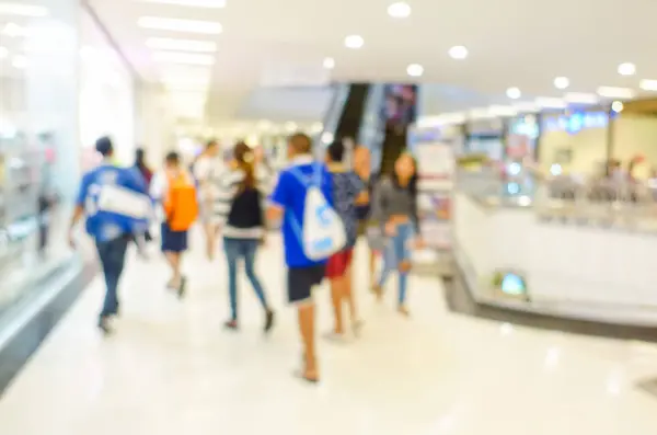 Imagem turva de pessoas caminhando para fazer compras — Fotografia de Stock