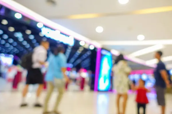 Imagem turva de pessoas caminhando para fazer compras — Fotografia de Stock