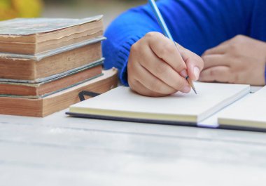 El ile bahar gömlek bir şey kalemle yazma 