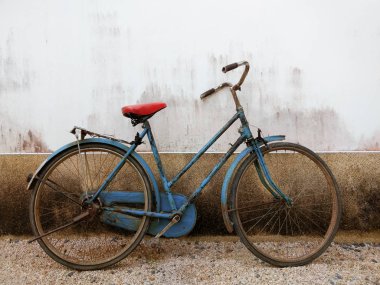 Eski rustik mavi Bisiklet kadar kapatın 