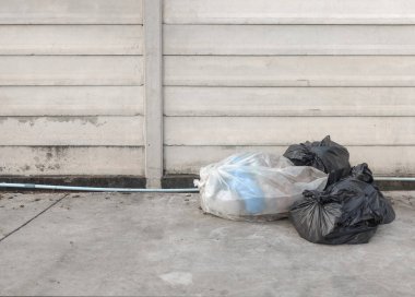 siyah ve mavi çöp torbası 