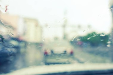 su cam araba arka plan üzerinde damla 