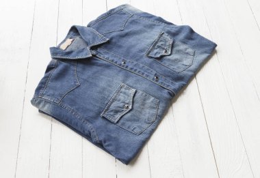 Mavi kot gömlek jeans kadar kapatın 