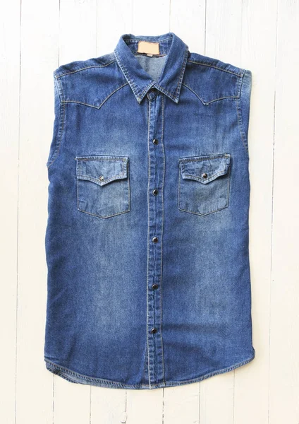 Zblízka modré džínové košile džíny — Stock fotografie