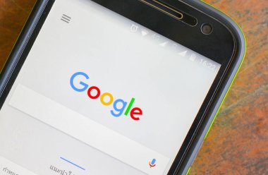 Mobil ekran üzerinde Google arama
