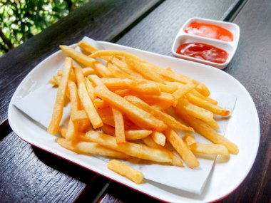 içinde beyaz bir tabak kızarmış patates