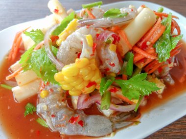 Baharatlı deniz ürünleri salatası 