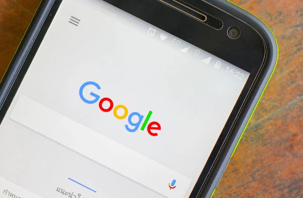 Wyszukiwarka Google na ekranie telefonu — Zdjęcie stockowe