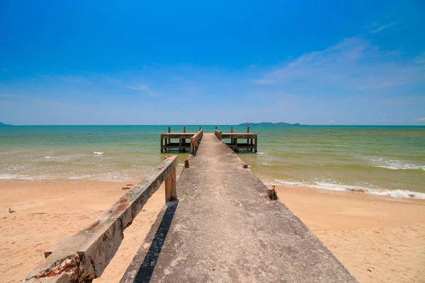 Ponte de concreto estender a costa do mar — Fotografia de Stock