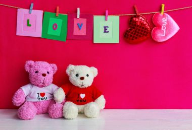 Beyaz ve pembe bir oyuncak ayı 