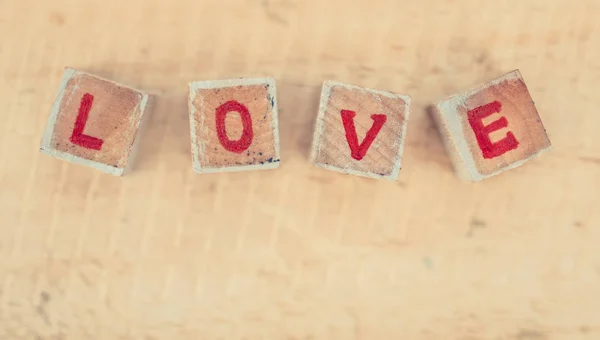 Повідомлення про любов, написане в дерев'яних блоках . — стокове фото