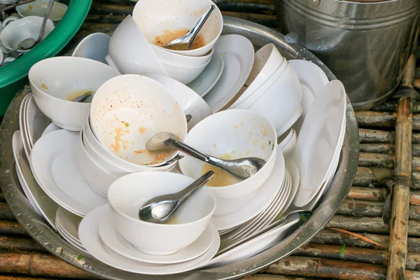 Много грязной посуды для мытья — стоковое фото