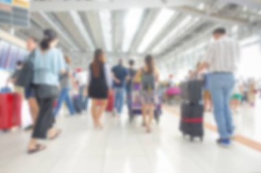 Havaalanında bulanık insanlar