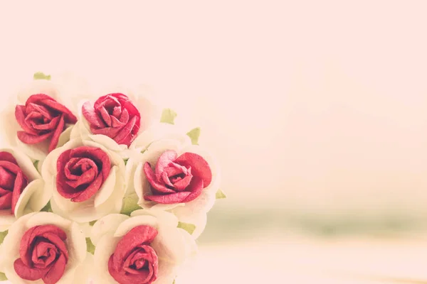 Mão fazer flores rosas — Fotografia de Stock