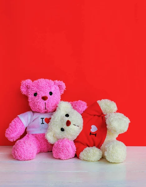 Boneca Urso Mesa Tábua Madeira Com Fundo Vermelho Cor Rosa — Fotografia de Stock