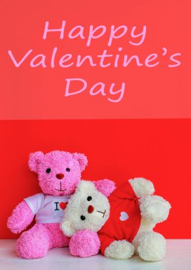 Ahşap tahta masa üstü kırmızı pembe renkli arka plan, Valentine's kavramı ile bebek ayı.