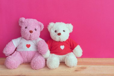 Ahşap tahta masa üstü kırmızı pembe renkli arka plan, Valentine's kavramı ile bebek ayı.