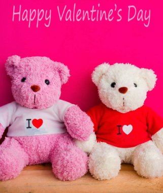 Ahşap tahta masa üstü kırmızı pembe renkli arka plan, Valentine's kavramı ile bebek ayı.