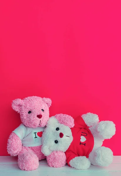 熊娃娃在木木板桌面上与红色粉红色的背景 情人节的概念 — 图库照片