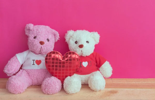 熊娃娃在木木板桌面上与红色粉红色的背景 情人节的概念 — 图库照片