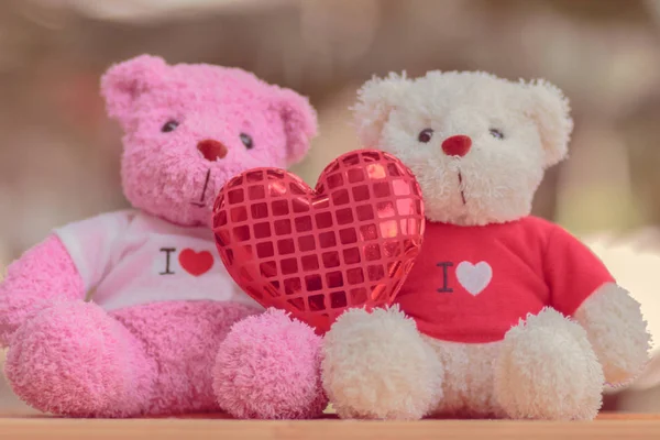 合上两只熊娃娃坐在一起 情人节和爱情概念 — 图库照片