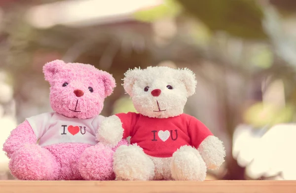 合上两只熊娃娃坐在一起 情人节和爱情概念 — 图库照片