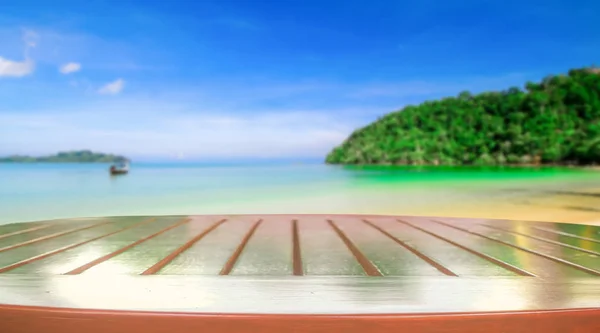Tisch mit Strand verschwommen — Stockfoto