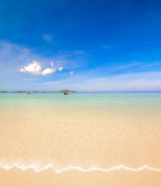 Plaża piasek z błękitnym niebem — Zdjęcie stockowe