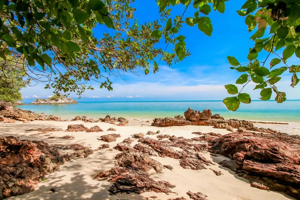 Arena de playa con cielo azul — Foto de Stock