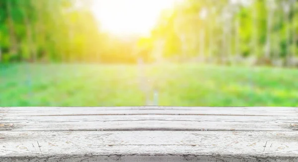 Piano del tavolo con sfondo natura bruciata — Foto Stock