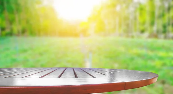 Mesa com fundo de natureza enterrada — Fotografia de Stock