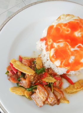 Domuz eti ve kızarmış yumurta Fried pilav