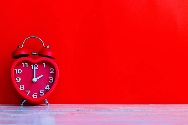 Kırmızı alarm clock işareti saat 14.00 ' — Stok fotoğraf