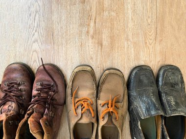 ahşap masa üzerinde deri ayakkabı 