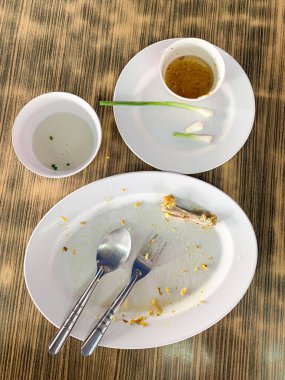 Çatal ve kaşıkla kirli boş tabak.