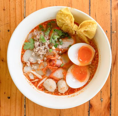 Tahtaya yumurtalı erişte. 