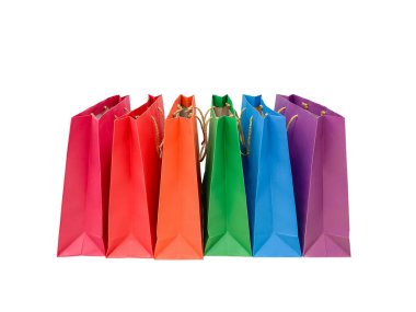 Birçok renk alışveriş çantası izole edildi