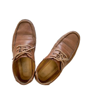 beyaz izole kahverengi deri ayakkabı 