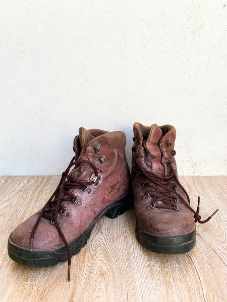 Zapatos de cuero sobre mesa de madera — Foto de Stock